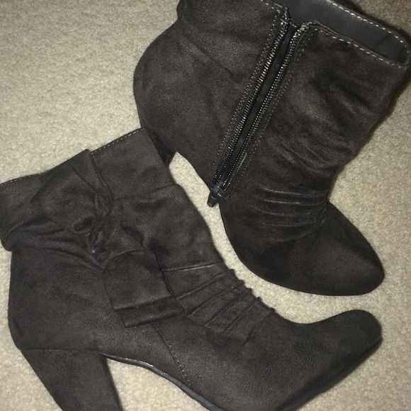 Grey suede booties with bow detail - Picture 3 of 4